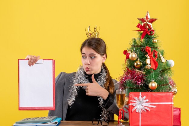 Expressieve jonge vrouw poseren voor Kerstmis