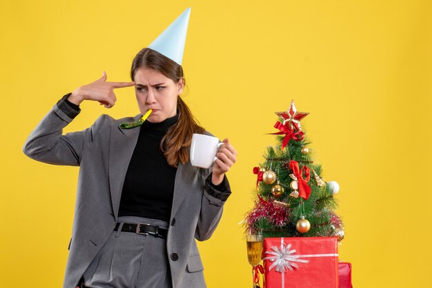 Expressieve jonge vrouw poseren voor Kerstmis