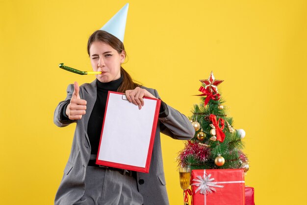 Expressieve jonge vrouw poseren voor Kerstmis