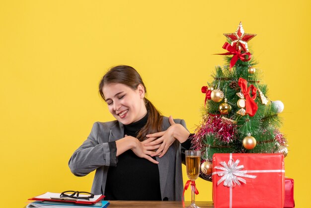 Expressieve jonge vrouw poseren voor Kerstmis