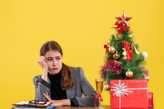 Expressieve jonge vrouw poseren voor Kerstmis