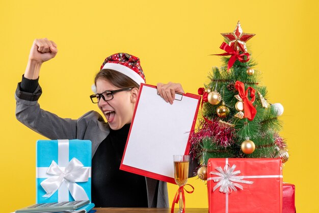 Expressieve jonge vrouw poseren voor Kerstmis