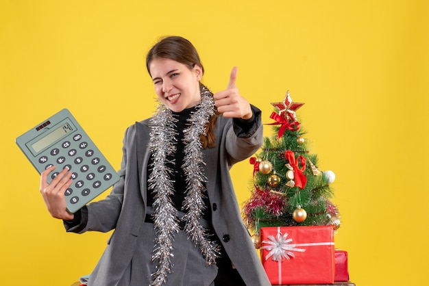 Expressieve jonge vrouw poseren voor Kerstmis