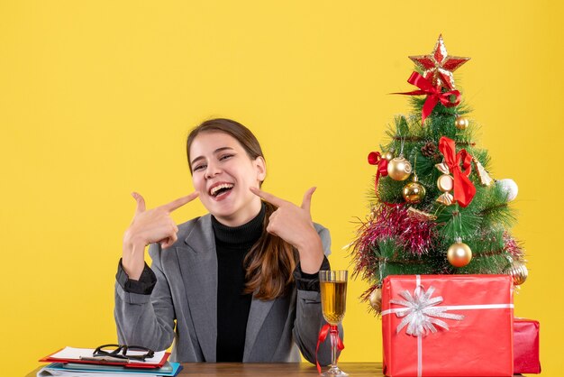 Expressieve jonge vrouw poseren voor Kerstmis