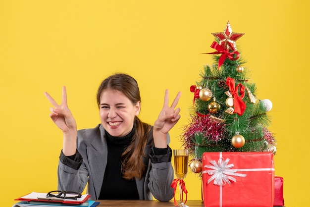 Expressieve jonge vrouw poseren voor kerstmis