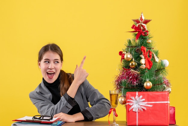 Expressieve jonge vrouw poseren voor Kerstmis