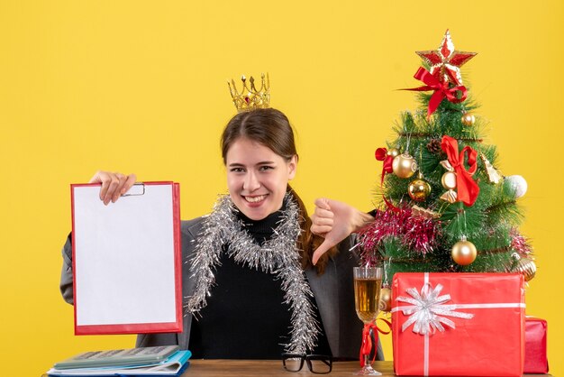 Expressieve jonge vrouw poseren voor Kerstmis