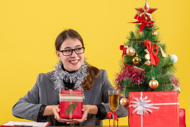 Expressieve jonge vrouw poseren voor Kerstmis