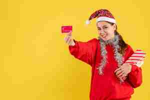 Gratis foto expressieve jonge vrouw poseren voor kerstmis