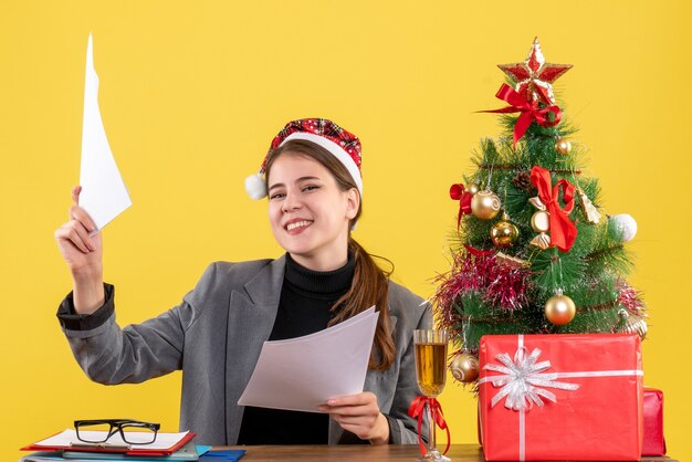 Expressieve jonge vrouw poseren voor Kerstmis