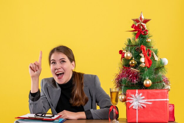 Expressieve jonge vrouw poseren voor Kerstmis