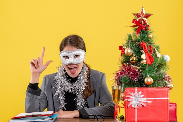 Expressieve jonge vrouw poseren voor Kerstmis