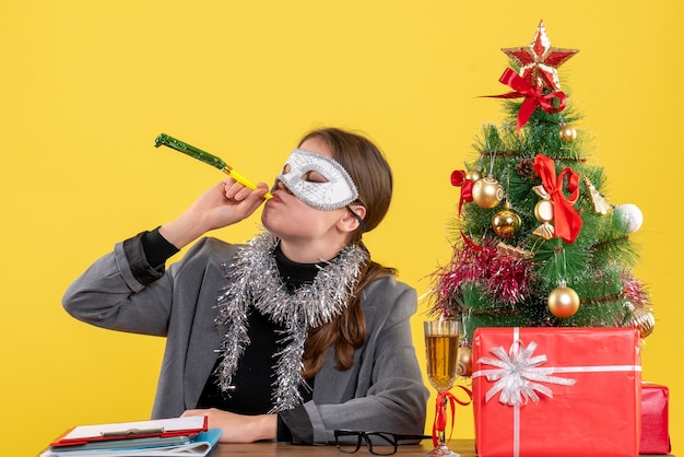 Expressieve jonge vrouw poseren voor kerstmis