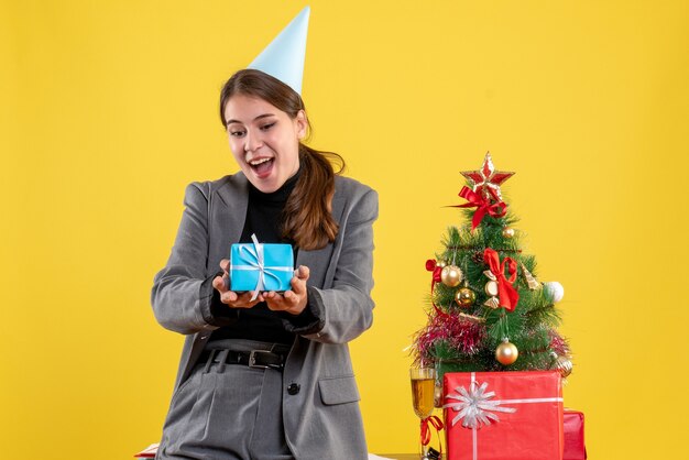 Expressieve jonge vrouw poseren voor Kerstmis