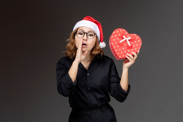 Expressieve jonge vrouw poseren