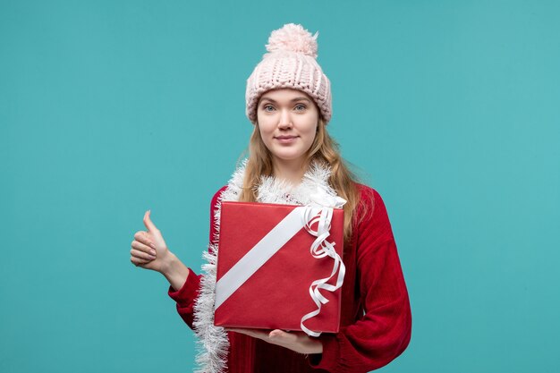 Expressieve jonge vrouw poseren