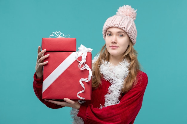 Expressieve jonge vrouw poseren