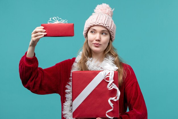 Expressieve jonge vrouw poseren