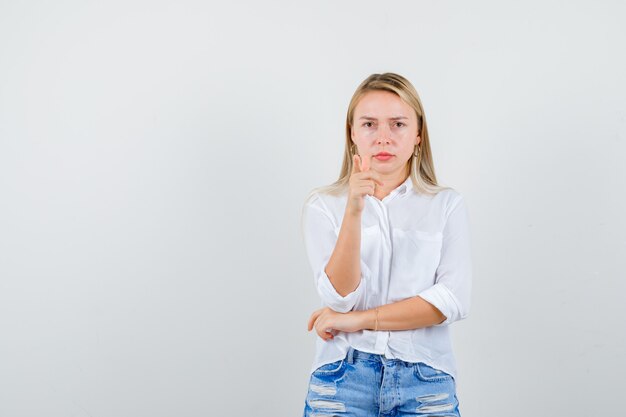 Expressieve jonge vrouw poseren