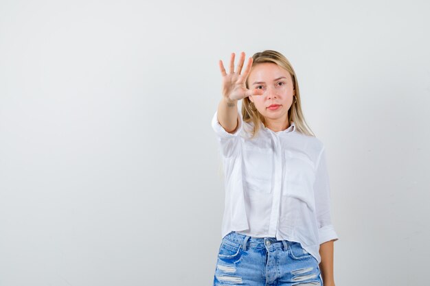 Expressieve jonge vrouw poseren