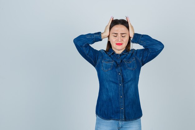 Expressieve jonge vrouw poseren