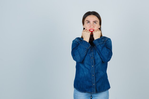 Expressieve jonge vrouw poseren