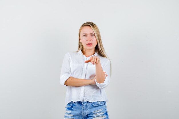 Expressieve jonge vrouw poseren