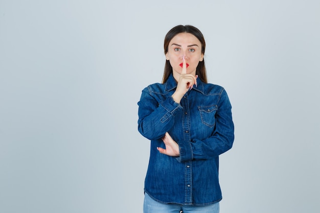 Expressieve jonge vrouw poseren