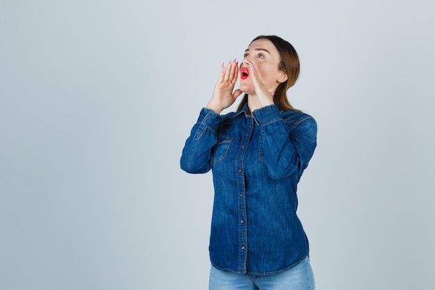 Expressieve jonge vrouw poseren