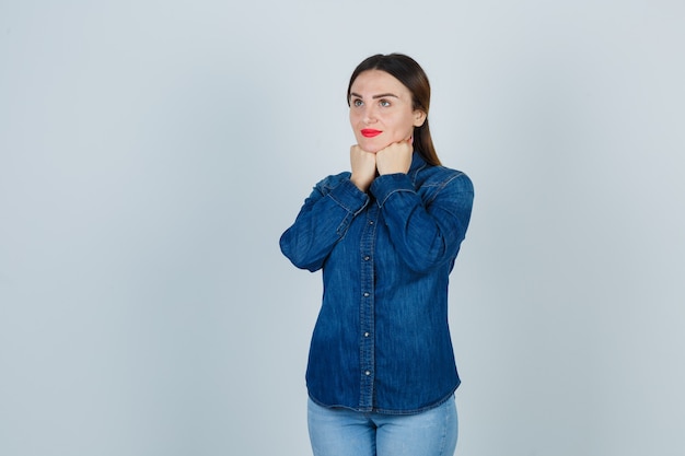 Expressieve jonge vrouw poseren