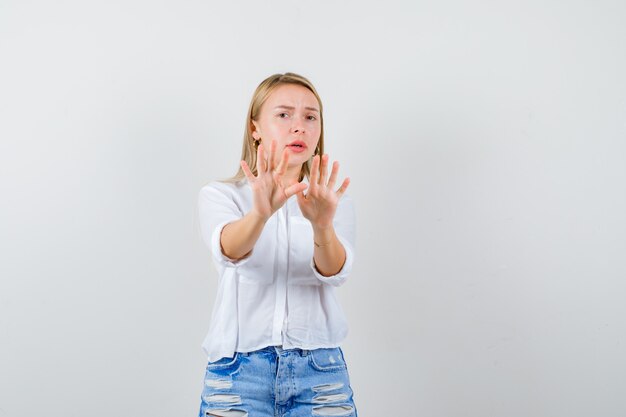 Expressieve jonge vrouw poseren