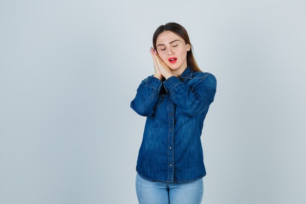 Expressieve jonge vrouw poseren