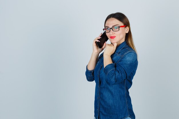 Expressieve jonge vrouw poseren