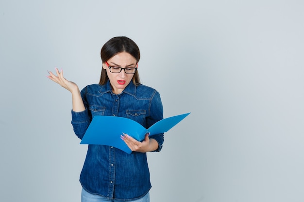 Expressieve jonge vrouw poseren