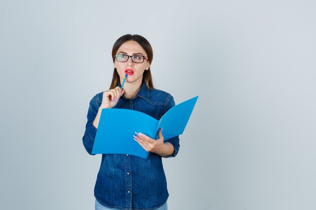 Expressieve jonge vrouw poseren