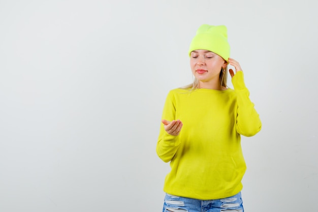 Expressieve jonge vrouw poseren