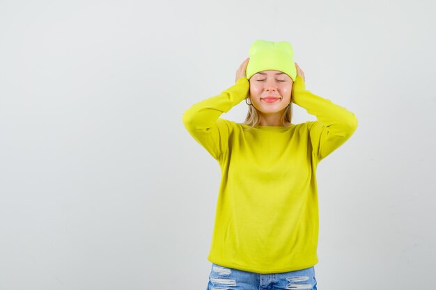 Expressieve jonge vrouw poseren