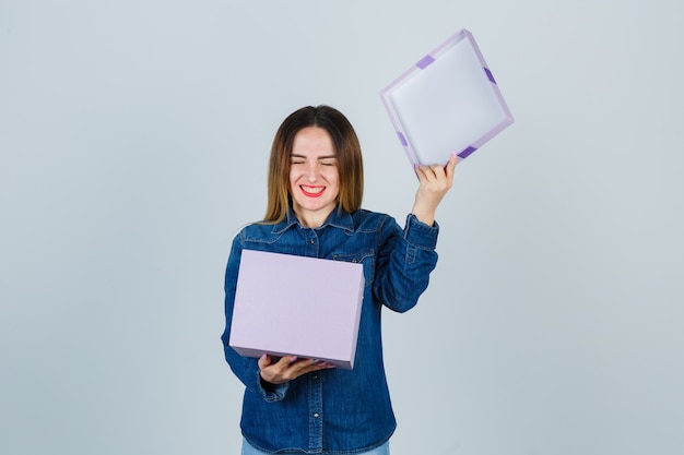 Expressieve jonge vrouw poseren