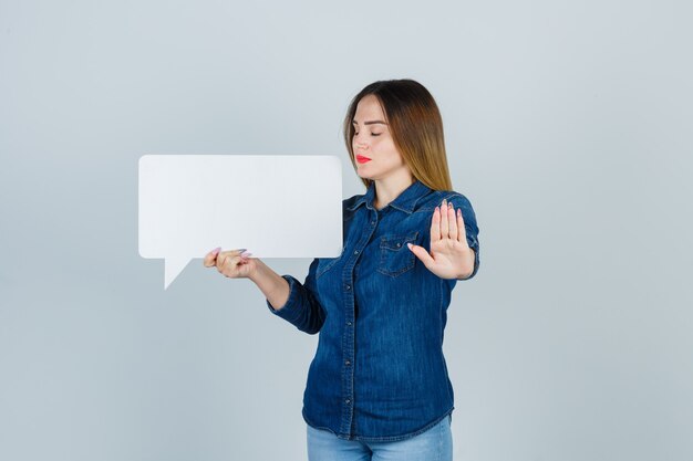 Expressieve jonge vrouw poseren