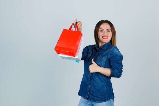 Expressieve jonge vrouw poseren