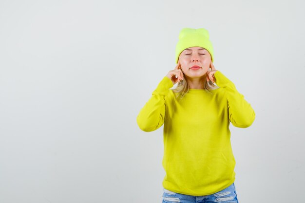 Expressieve jonge vrouw poseren