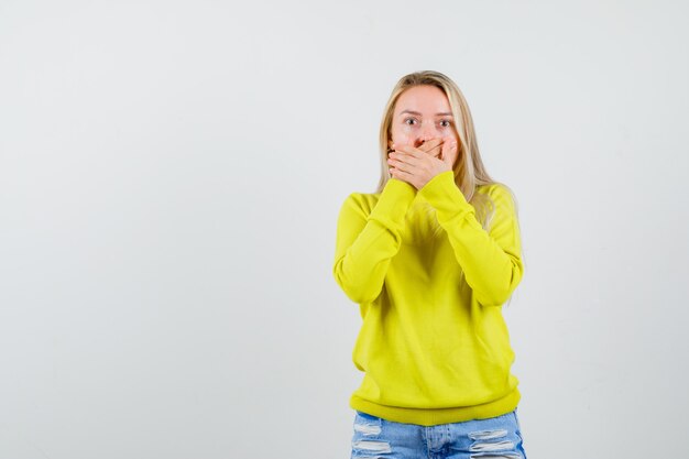 Expressieve jonge vrouw poseren