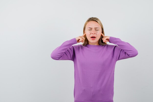 Expressieve jonge vrouw poseren