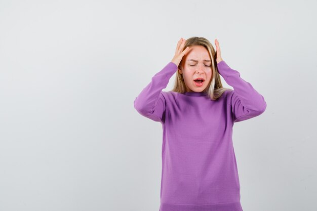 Expressieve jonge vrouw poseren