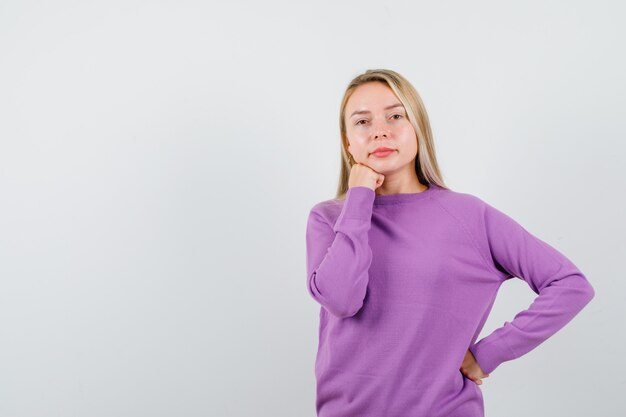 Expressieve jonge vrouw poseren