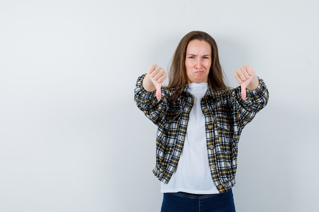 Gratis foto expressieve jonge vrouw poseren