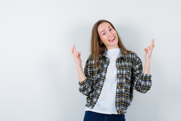 Expressieve jonge vrouw poseren