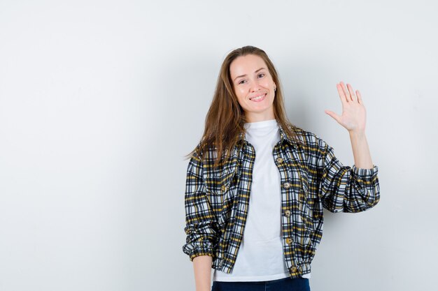 Expressieve jonge vrouw poseren