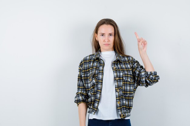 Expressieve jonge vrouw poseren