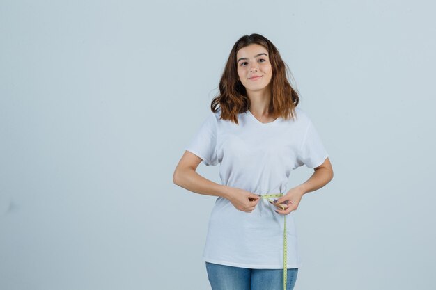 Expressieve jonge vrouw poseren